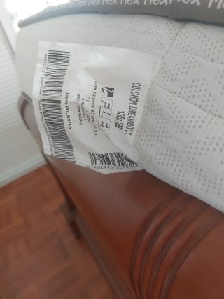Cama de madera con colchón en buen estado