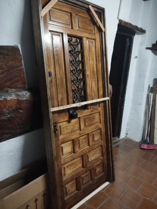 Puerta exterior, a derechas