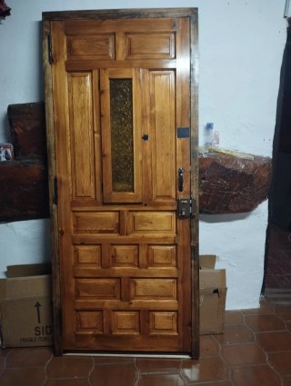 Puerta exterior, a derechas