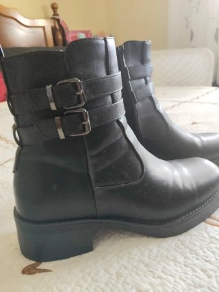 Botines negros con hebillas
