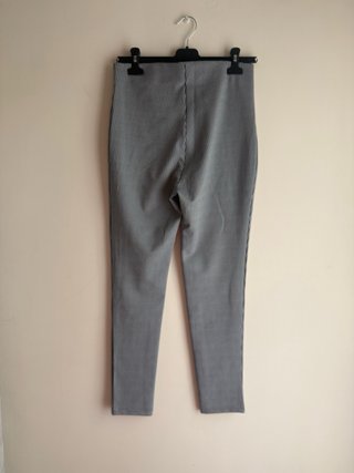 Pantalones grises y blancos