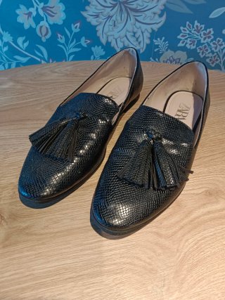 Mocasines grises mujer con borlas.