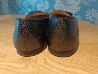 Mocasines grises mujer con borlas.