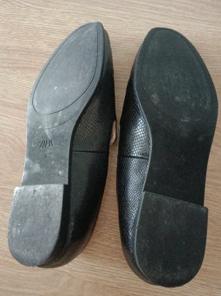 Mocasines grises mujer con borlas.