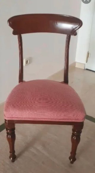 Silla de madera con asiento rosa