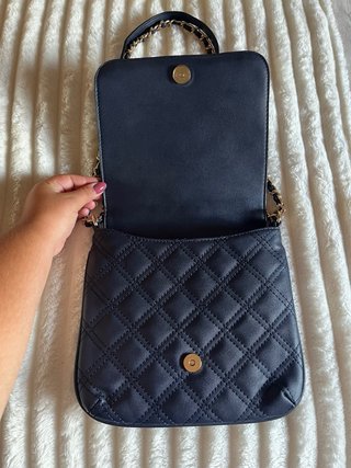 Bolso azul acolchado con cadena dorada
