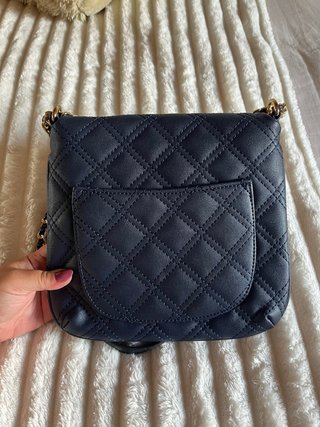 Bolso azul acolchado con cadena dorada