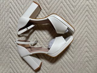 Zapatos de tacón blancos