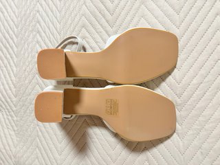 Zapatos de tacón blancos