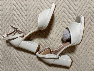 Zapatos de tacón blancos