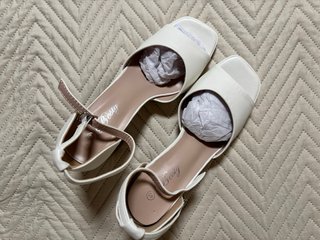 Zapatos de tacón blancos