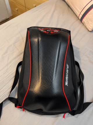 Mochila para casco de moto negra rígida integral