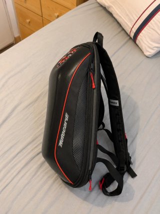Mochila para casco de moto negra rígida integral