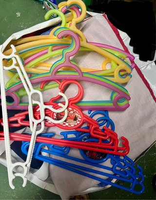 18 Perchas Infantiles Plástico Colores