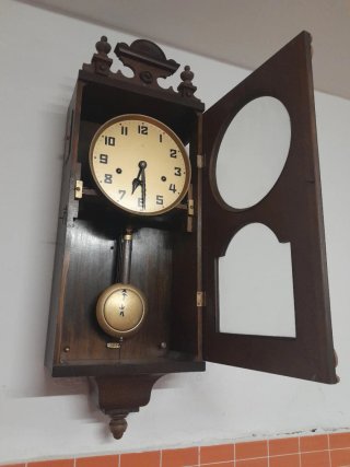 Reloj de pared antiguo de madera