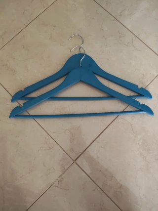 Perchas de madera azules (2 unidades)