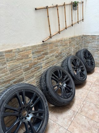 Llantas 18” negras + neumáticos 235/45 R18