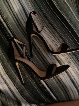 Tacones negros de tiras