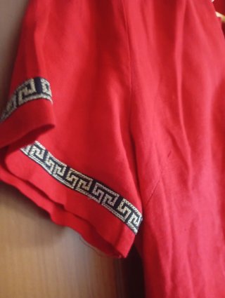 Camisa  roja con precioso bordado oriental