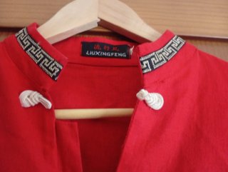 Camisa  roja con precioso bordado oriental