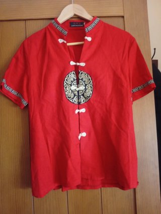 Camisa  roja con precioso bordado oriental