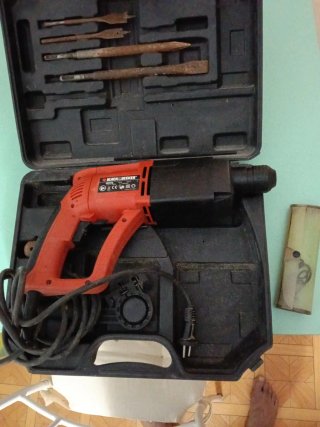 Taladro percutor Black+Decker con maletín