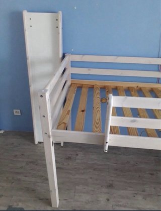 Cama alta con tobogán y escalera