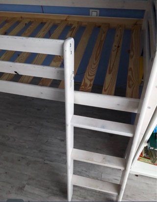 Cama alta con tobogán y escalera