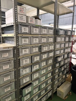 Estantería metálica con cajones organizadores