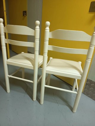 4 Taburetes negros y beige y dos sillas beiges