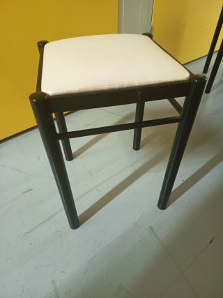 4 Taburetes negros y beige y dos sillas beiges