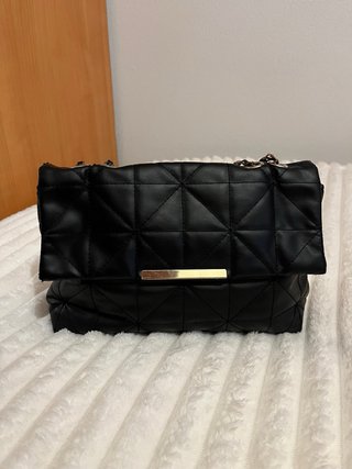 Bolso negro acolchado con cadena