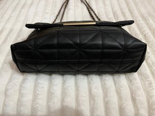 Bolso negro acolchado con cadena