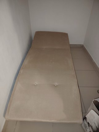 Poltrona/Letto in velluto beige.