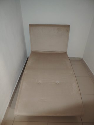 Poltrona/Letto in velluto beige.