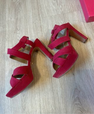 Zapatos de tacón rojos