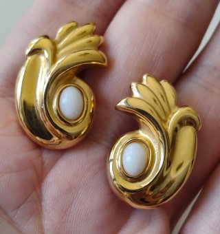 Pendientes clip Givenchy paisley dorados vintage