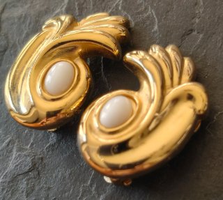 Pendientes clip Givenchy paisley dorados vintage