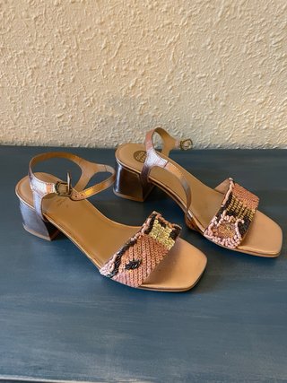 Sandalias Gioseppo de piel con lentejuelas y tacón