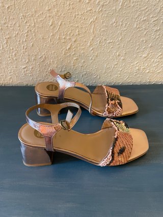 Sandalias Gioseppo de piel con lentejuelas y tacón