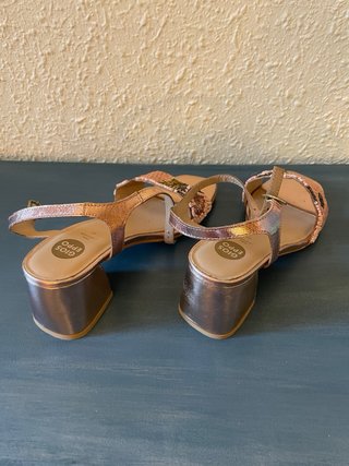 Sandalias Gioseppo de piel con lentejuelas y tacón