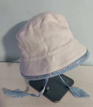 Gorro de bebé blanco con corazón