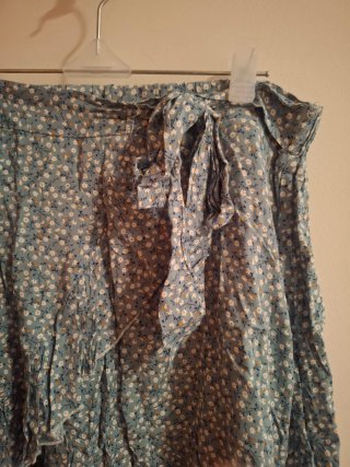 Falda floral azul con volantes