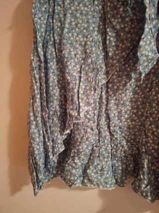 Falda floral azul con volantes