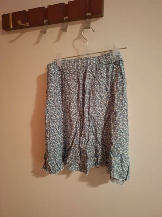 Falda floral azul con volantes