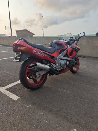 Kawasaki ZZ-R600 Roja y Negra