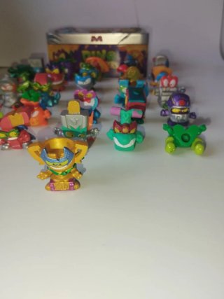 Caja Dino Destroyers con 26 SuperThings