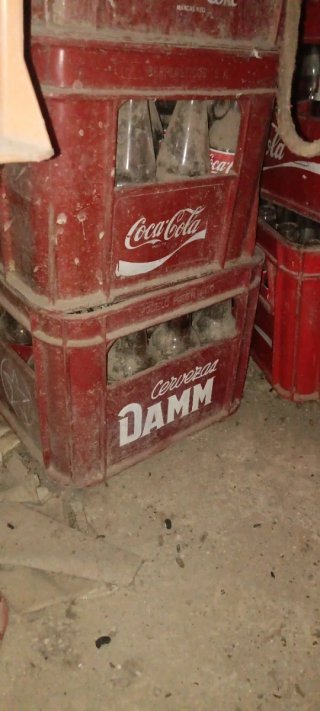 Scatole di Coca-Cola e Mahou