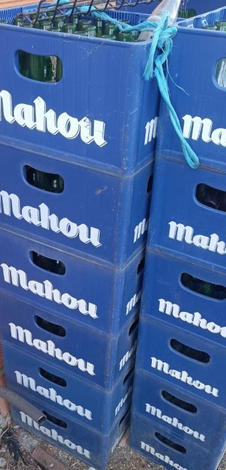Scatole di Coca-Cola e Mahou