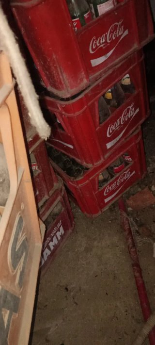 Scatole di Coca-Cola e Mahou